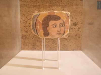E a concludere il nostro viaggio, protetto in una teca, ecco un frammento con il volto di Ges� bambino dipinto. � ci� che resta dell�affresco absidale della chiesa del 1080, in cui il Bambino doveva probabilmente trovarsi in braccio alla Vergine